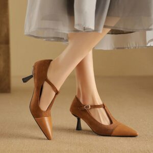 Leder Pumps mit T-Riemen und spitzem Absatz