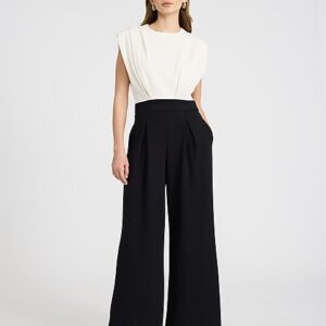 Ärmelloser Jumpsuit mit weitem Bein und Taschen
