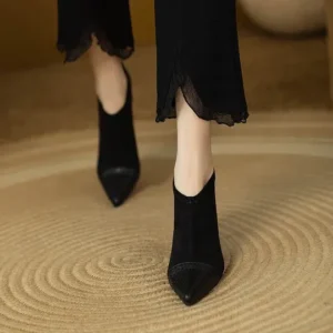 Leder Pumps mit spitzer Zehenpartie und Stiletto Absatz